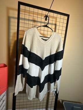 Preswick & Moore Women's Cream and Black Chevron Stripe Long Sleeve Knit Sweater